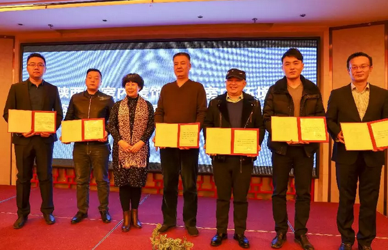 賀會(huì)長(zhǎng)為凈化委主任、副主任、秘書長(zhǎng)頒發(fā)證書